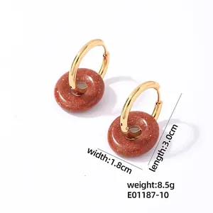 Détail de boucles d'oreilles en acier avec anneaux en grès rouge et mesures de taille