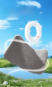Gros plan sur un tapis de bain gris foncé épais avec une texture douce et moelleuse