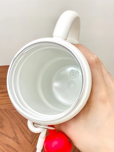 Detail of 316 stainless steel liner with ceramic coating inside the white thermos cup