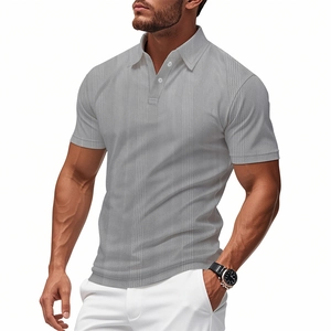 Détail d'un polo gris pour homme avec texture tricotée verticale et des boutons blancs