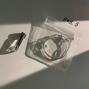 Détail d'un bracelet en argent avec cloches dans une pochette de rangement hermétique