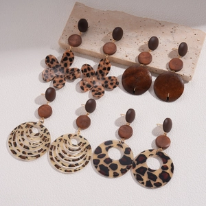 Boucles d'oreilles rétro en résine et bois avec motif léopard pour la mode d'automne