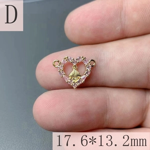 Macro shot of 17.6mm heart pendant with pink zircon and Our Lady of Aparecida relief