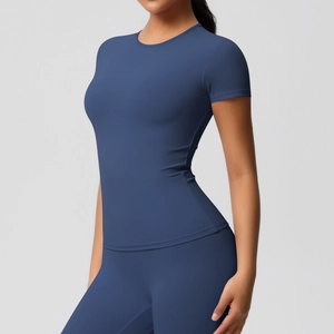 Détail de l'ensemble t-shirt de yoga moulant bleu foncé et legging de sport extensible
