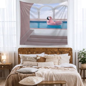 Böhmischer Wandteppich mit rosa Flamingo in einer minimalistischen Poollandschaft