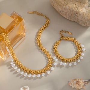 Détail d'un ensemble de bijoux dorés 18K avec perles en forme de goutte d'eau
