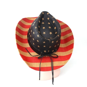 Strohhut im Cowboy-Stil mit USA-Flaggenmuster und breiter Krempe für den Sonnenschutz