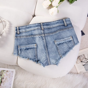 Pantaloncini in denim azzurro con bordi sfrangiati e doppie tasche posteriori piatte