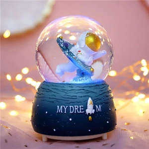 Carillon a sfera di cristallo con astronauta luminoso e neve con base My Dream