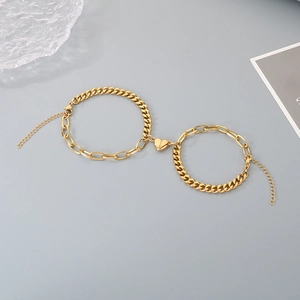 Detail von goldenen Herz-Magnetarmbändern mit doppelten Ketten und Karabinerverschluss