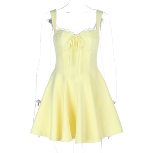 Détail de la robe jaune clair avec bustier en dentelle délicate et petit nœud décoratif