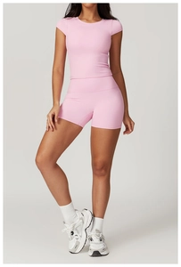 Dettaglio dei pantaloncini da yoga rosa a vita alta in tessuto elastico ad asciugatura rapida