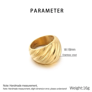 Détail de la bague en acier inoxydable doré de 18 mm avec texture nervurée et poids