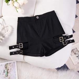 Dettaglio degli shorts neri a vita alta con tagli laterali e cinturini con fibbia in metallo