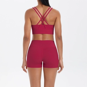 Vue arrière d'un ensemble de yoga bordeaux avec brassière croisée et short à taille haute