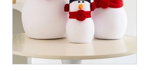Vue détaillée de figurines bonhommes de neige de Noël en peluche avec écharpes rouges
