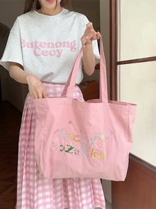 Sac fourre-tout en toile rose avec broderie Lucky Sozakka et étoiles, porté par un mannequin