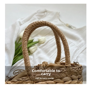 Detail der Stroh-Eimertasche mit gebogenem Griff und Kordelzug-Innenbeutel für Damen