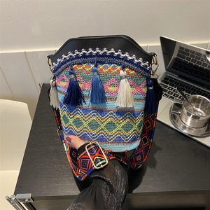 Sac seau bohème en tricot avec pompons colorés et large bandoulière tissée géométrique