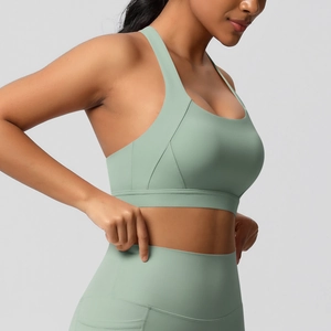Detail van een lichtgroene yogaset met hoge taille zaklegging en sportbeha met racerback-ontwerp