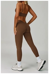Vue détaillée du legging de yoga taille haute avec couture en V pour un effet galbant