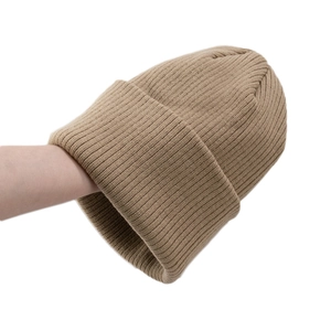 Berretto classico in maglia kaki con trama a coste verticali e risvolto elastico