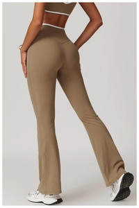 Rückansicht der ausgestellten Yoga-Hose mit hohem Bund und elastischem Detail in Khaki