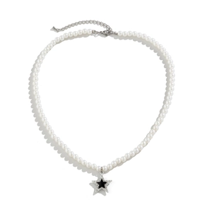 Collana di perle hip hop da uomo con ciondolo a stella in cristallo su sfondo bianco