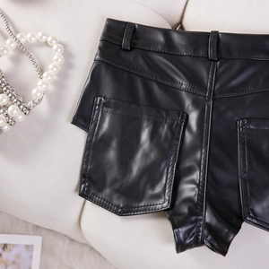 Detailansicht der Rückseite der schwarzen High-Waist-PU-Ledershorts mit Taschen