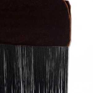 Robe licou élégante en velours marron foncé avec détails de franges noires chic