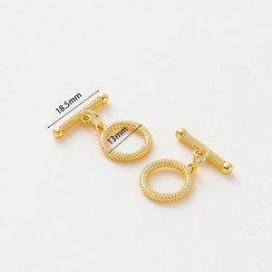 Detailed view of 14k gold plated toggle clasp set with 18.5mm bar and 13mm ring size