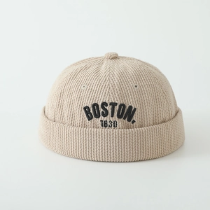 Détail du bonnet en velours côtelé beige avec broderie BOSTON 1630 noire