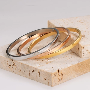 Set de tres pulseras de 4mm de acero inoxidable en color oro, oro rosa y plata
