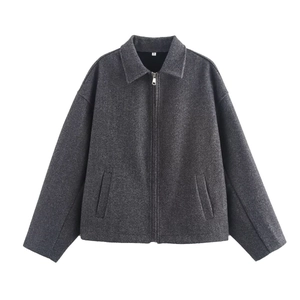 Cappotto grigio in lana stile oversize con collo a rever e chiusura a zip frontale