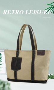 Detail der khakifarbenen Canvas-Tasche mit braunen Lederriemen und Retro-Leisure-Schriftzug