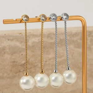Boucles d'oreilles longues en perles de nacre dorées et argentées avec zircons