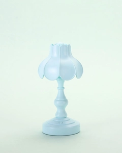 Dettaglio di una mini lampada da tavolo vintage azzurra con paralume a fiori