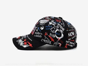 Détails des motifs graffiti et vue latérale de la casquette de baseball noire style urbain