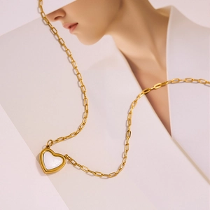 Collana a cuore placcata oro con madreperla bianca su catena a maglie trombone