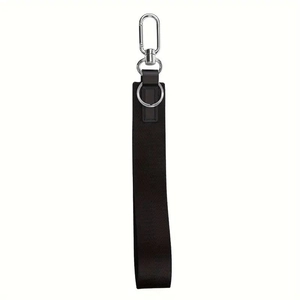 Portachiavi con cinturino in nylon nero e clip in metallo su sfondo bianco