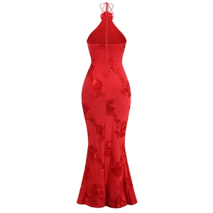 Détail de la robe licou rouge avec broderie florale 3D complexe et texture sirène