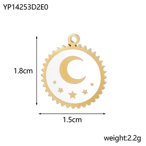 Détail d'un pendentif rond dentelé en émail blanc avec motif de lune et étoiles dorées