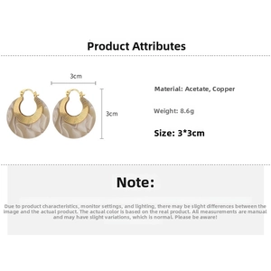 Detail view of acetate marble ring earrings with dimensions 3x3cm and weight 8.6g