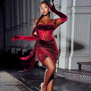 Robe corset élégante en velours rouge avec gants longs assortis pour tenue de soirée