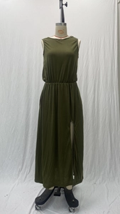 Detail van de olijfgroene mouwloze maxi-jurk met een stijlvolle zijsplit aan de kant