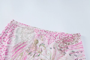 Détail du tissu imprimé cachemire rose avec double surpiqûre sur la ceinture élastique