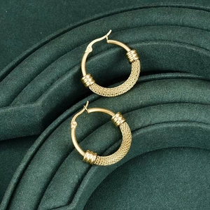 Boucles d'oreilles en maille d'acier inoxydable doré 18K sur support en velours vert