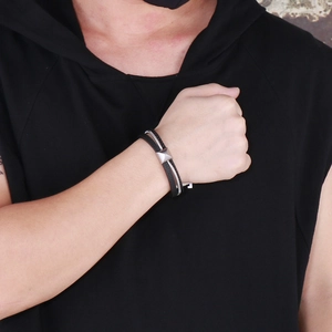 Bracelet multicouche en cuir noir pour homme avec cordons tressés et clous argentés