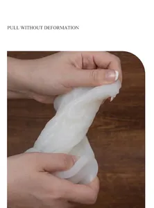 Dettaglio dello stampo in silicone flessibile per candele allungato su una superficie