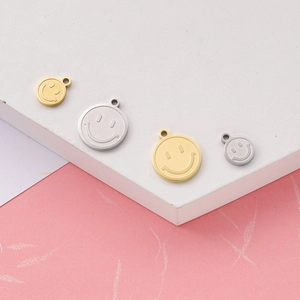 Gepolijste smiley-hangers in goud en zilver in twee maten voor DIY-sieraden maken